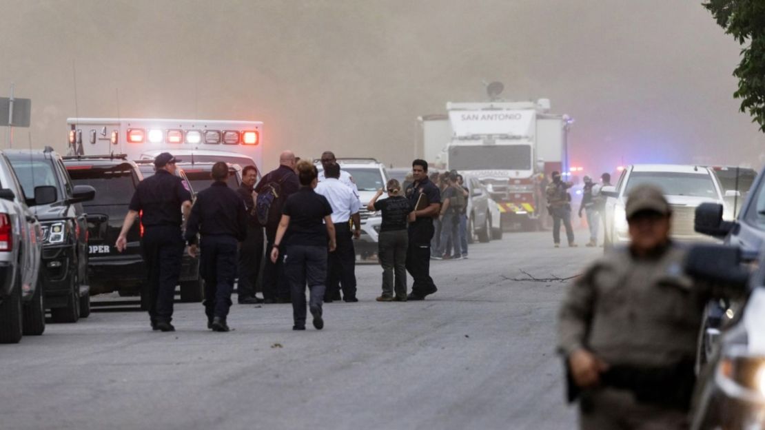 Cientos de policías armados acudieron en tropel a Uvalde el día del tiroteo.