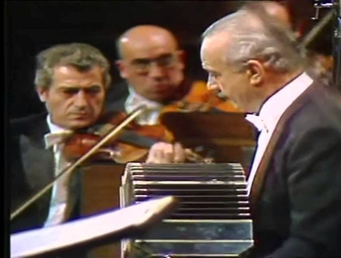 Astor Piazzolla en el Teatro Colón, en el marco de una de sus presentaciones en 1983.