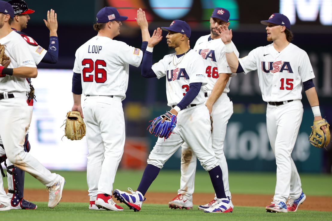 Mookie Betts y Aaron Loup, de Estados Unidos, celebran después de vencer al equipo de Cuba con marcador 14-2 durante las semifinales del Clásico Mundial de Béisbol en el LloanDepot Park el 19 de marzo de 2023 en Miami, Florida.