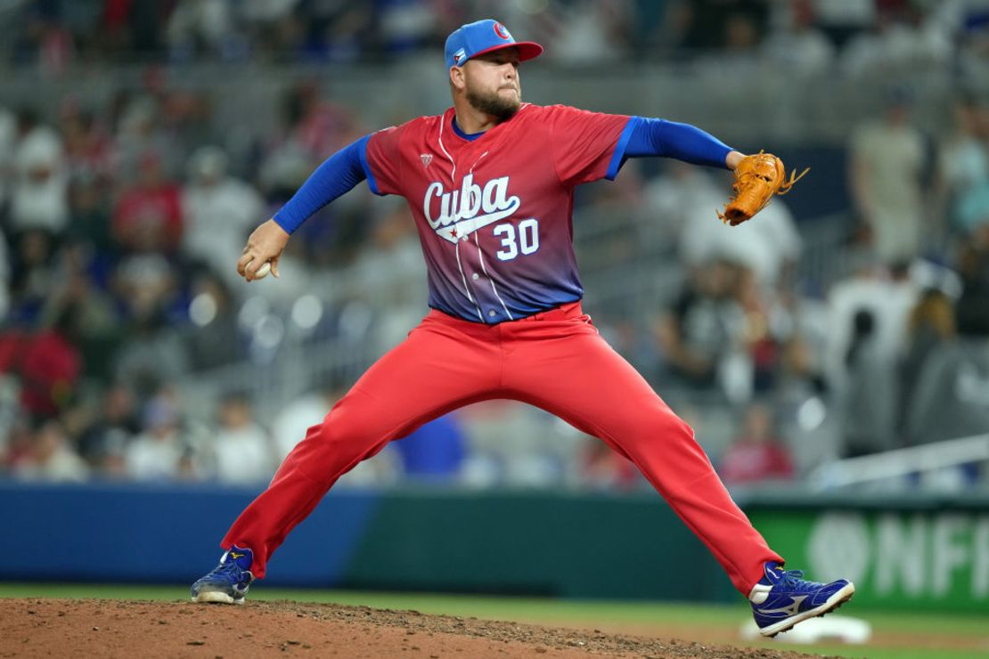 José Rodríguez, de Cuba, lanza en la séptima entrada contra el equipo de Estados Unidos durante las semifinales del Clásico Mundial de Béisbol en el LoanDepot Park el 19 de marzo de 2023 en Miami, Florida.