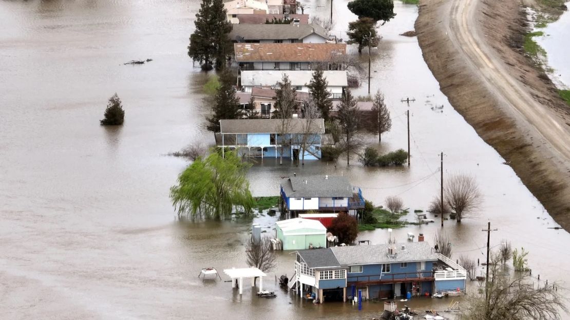 Casas parcialmente bajo el agua después de que el río San Joaquín se desbordara tras las lluvias en Manteca, California, el 19 de marzo de 2023.