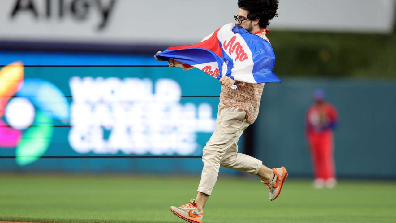 CNNE 1363162 - clasico mundial de beisbol- juego entre ee-uu- y cuba en miami tuvo arrestados