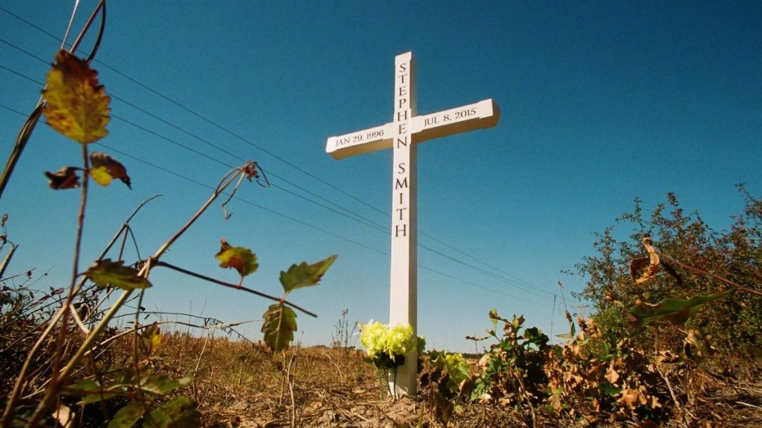 Una cruz de madera al costado de la carretera marca el lugar donde se encontró el cuerpo de Stephen Smith en Sandy Run Road, condado rural de Hampton, Carolina del Sur.