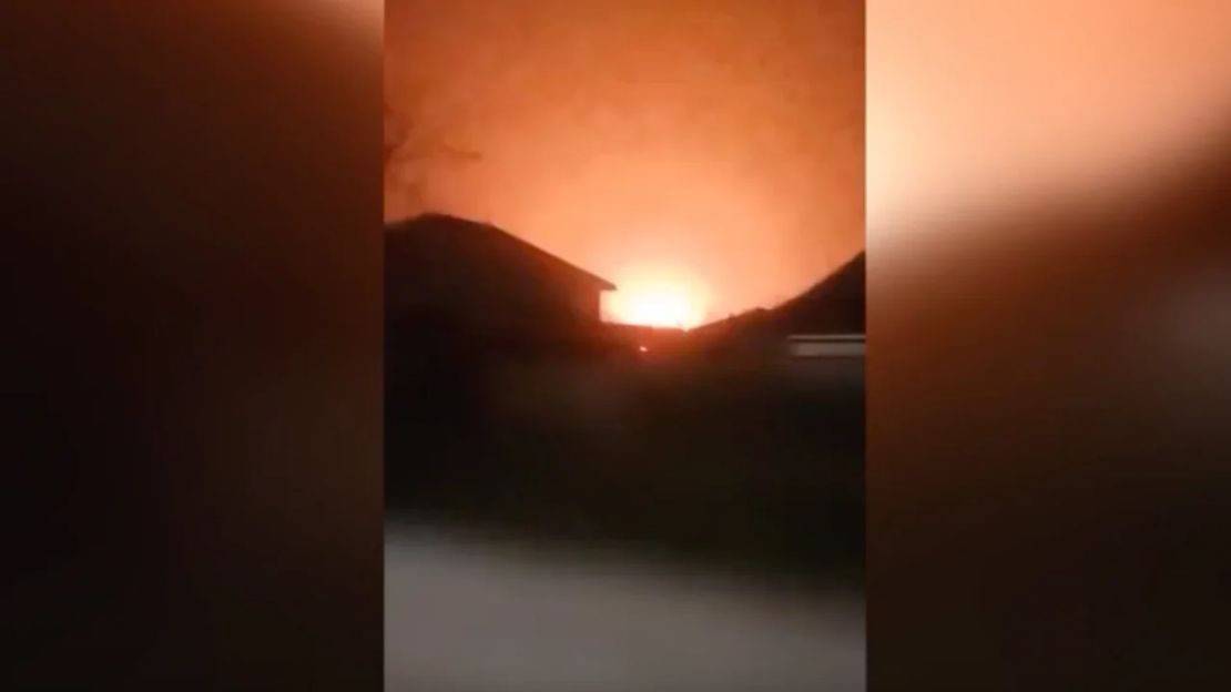 Una captura de pantalla de un video que muestra una explosión en la ciudad de Dzhankoi, en la Crimea ocupada por Rusia.