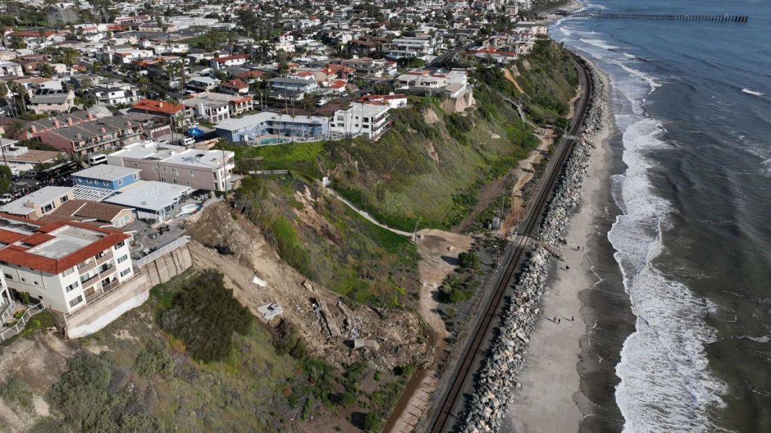 El 16 de marzo, cuatro edificios habitacionales con vistas al mar y situados junto a acantilados fueron evacuados y marcados en rojo tras las fuertes lluvias que provocaron un deslizamiento de tierras en Buena Vista, en San Clemente, California. Crédito: Allen J. Schaben/Los Angeles Times vía Getty Images