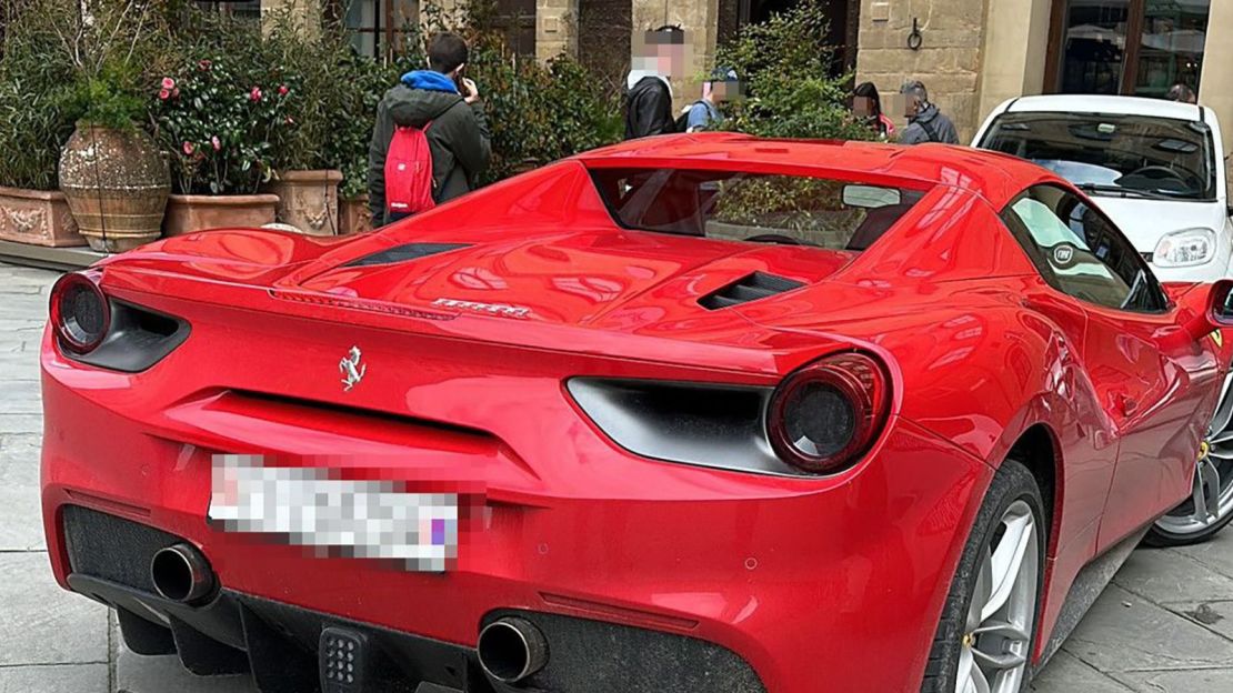 El turista condujo a través de la famosa plaza della Signoria, en Florencia, Italia.