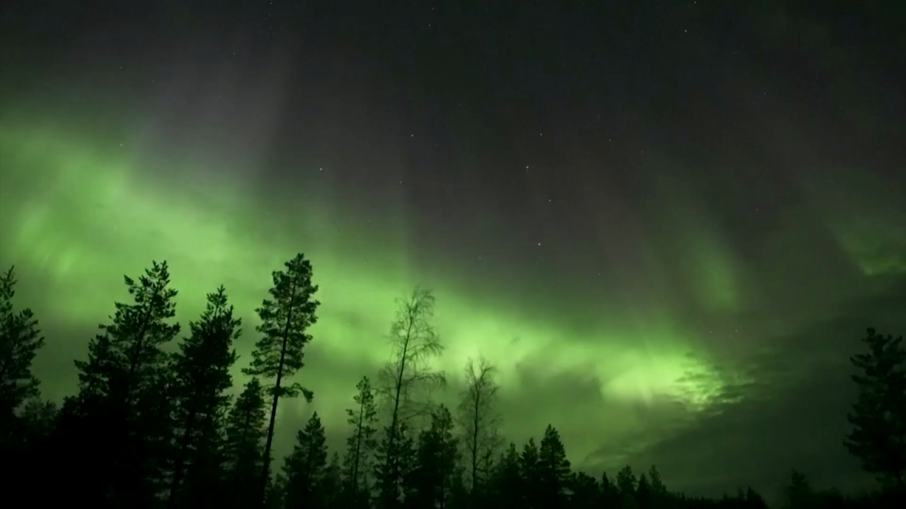 CNNE 1363923 - las impactantes imagenes del cielo tenido por una aurora boreal en finlandia