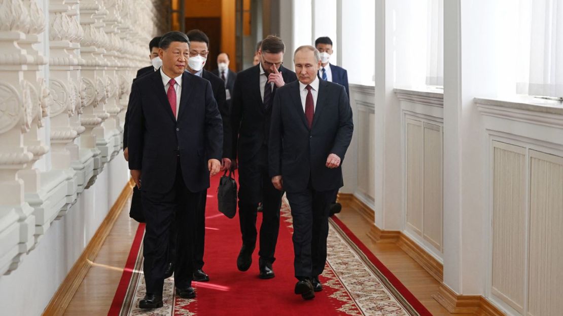 El presidente Putin camina con su homólogo de China, Xi Jinping, en el Kremlin de Moscú el 21 de marzo de 2023.