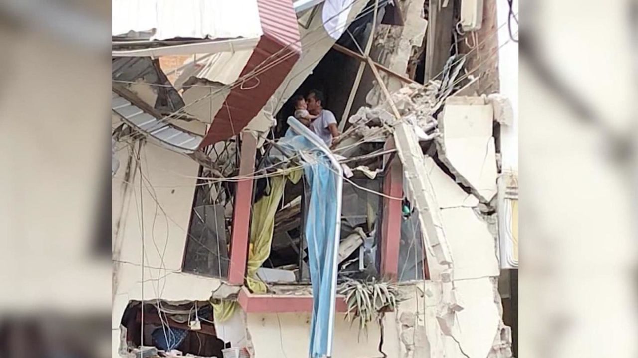 CNNE 1363939 - padre salva a su familia de entre los escombros tras terremoto en ecuador