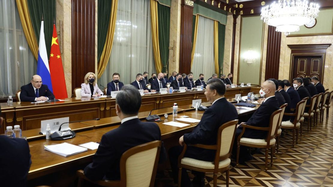 El primer ministro de Rusia, Mikhail Mishustin, se reúne con el presidente de China, Xi Jinping, en Moscú el 21 de marzo de 2023.