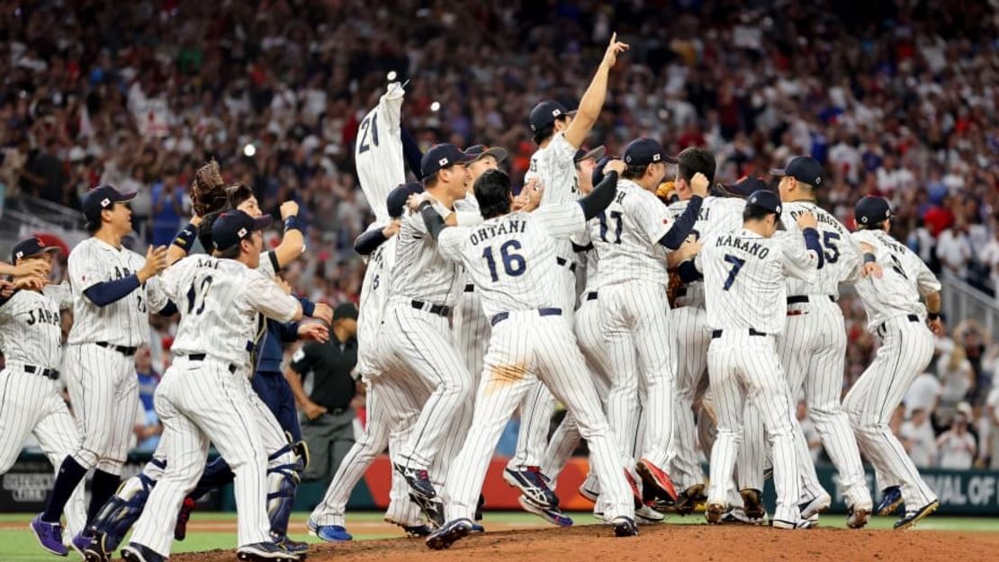 El equipo de Japón celebra después del out final del Clásico Mundial de Béisbol al derrotar al equipo de EE. UU. en el parque LoanDepot el 21 de marzo de 2023 en Miami, Florida.