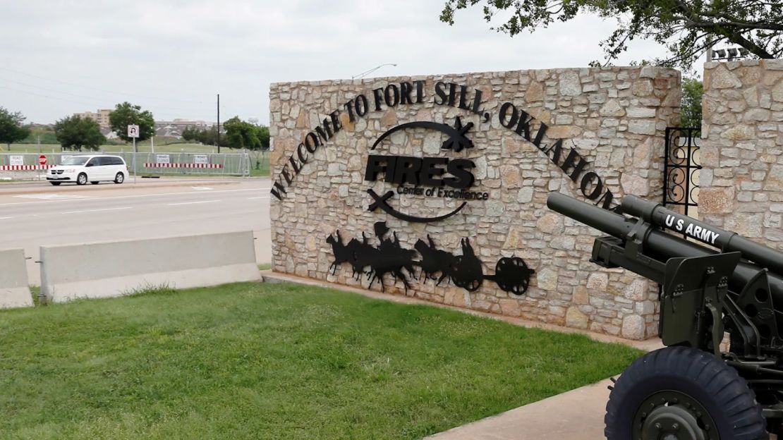 Un vehículo pasa junto a un letrero en Scott Gate, una de las entradas a Fort Sill, en Fort Sill, Oklahoma.