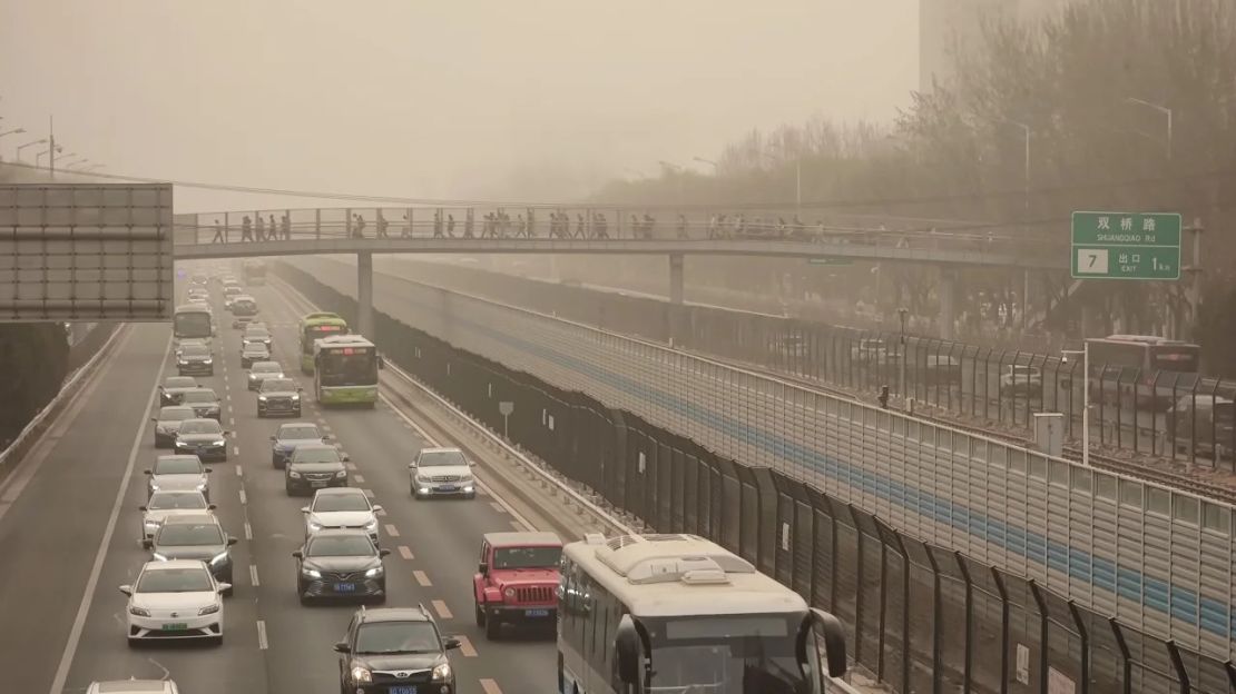 Los automóviles circulan con poca visibilidad a través de una tormenta de arena el 22 de marzo de 2023 en Beijing, China.