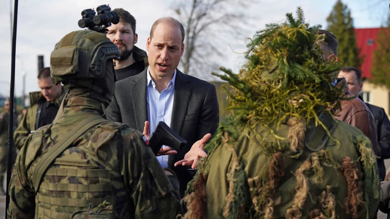 El príncipe de Gales se reunió con  del Ejército de Polonia durante una visita a la base de la Fuerza de Defensa Territorial de la Tercera Brigada en Rzeszów, Polonia, este miércoles 22 de marzo. Crédito: Yui Mok/ AP