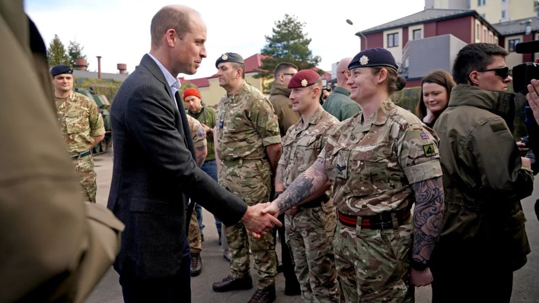 El príncipe William saludó a los miembros del ejército británico durante la visita. Crédito: Yui Mok/ AP