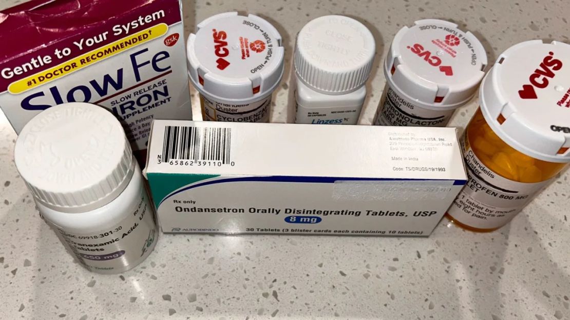 Antes de la cirugía para extirpar su útero, Duster tomaba múltiples medicamentos. Crédito: Chandelis Duster/CNN