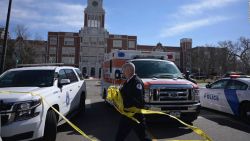 Personal de Emergencial quita la cinta policial en las afueras de la escuela East High en Denver, Colorado, el 22 de marzo de 2023 Personal de Emergencial quita la cinta policial en las afueras de la escuela East High en Denver, Colorado, el 22 de marzo de 2023