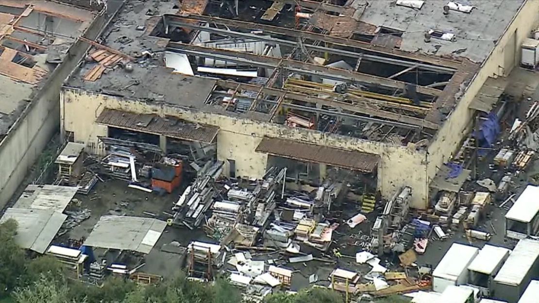 Al menos un edificio comercial sufrió durante un extraño tornado este miércoles.