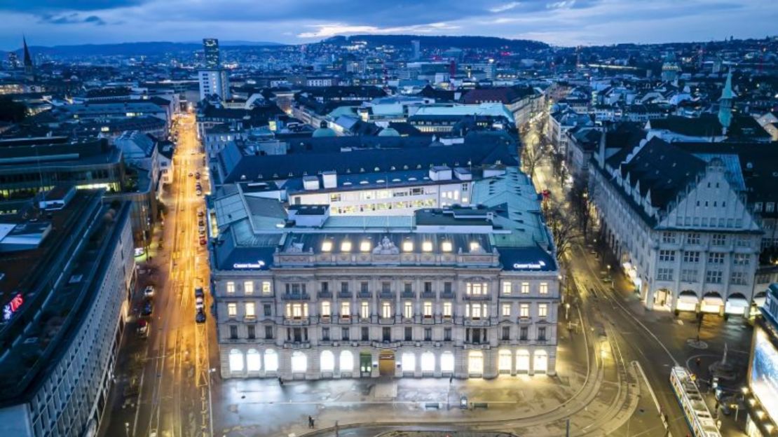 Una vista aérea de la sede de Credit Suisse (centro) y UBS (izq) en Paradeplatz en Zúrich, Suiza, el domingo 19 de marzo de 2023.