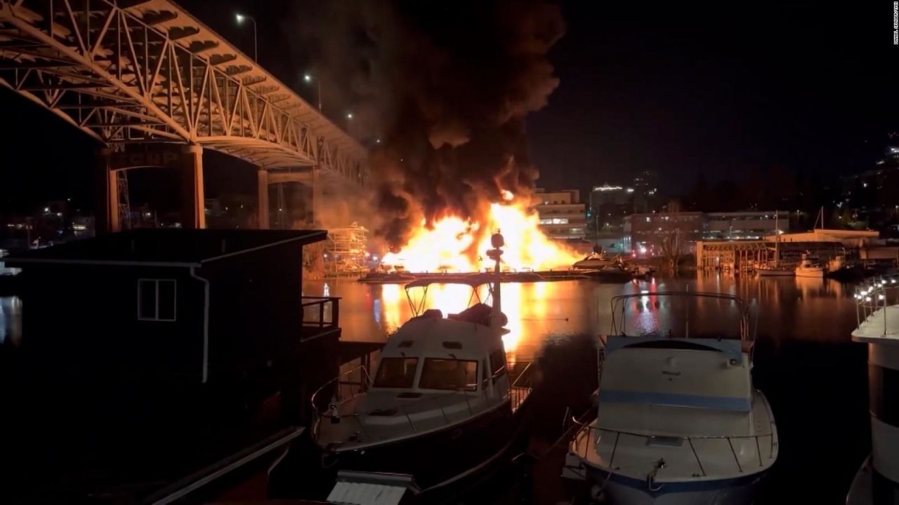 CNNE 1365000 - incendio en una marina destruye al menos 30 botes