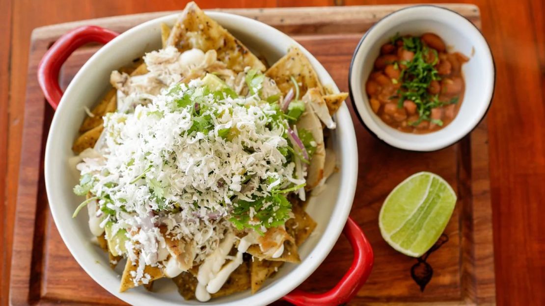 Las tortillas sobrantes encuentran un nuevo uso en los chilaquiles. Crédito: DanitaDelimont.com/Adobe Stock