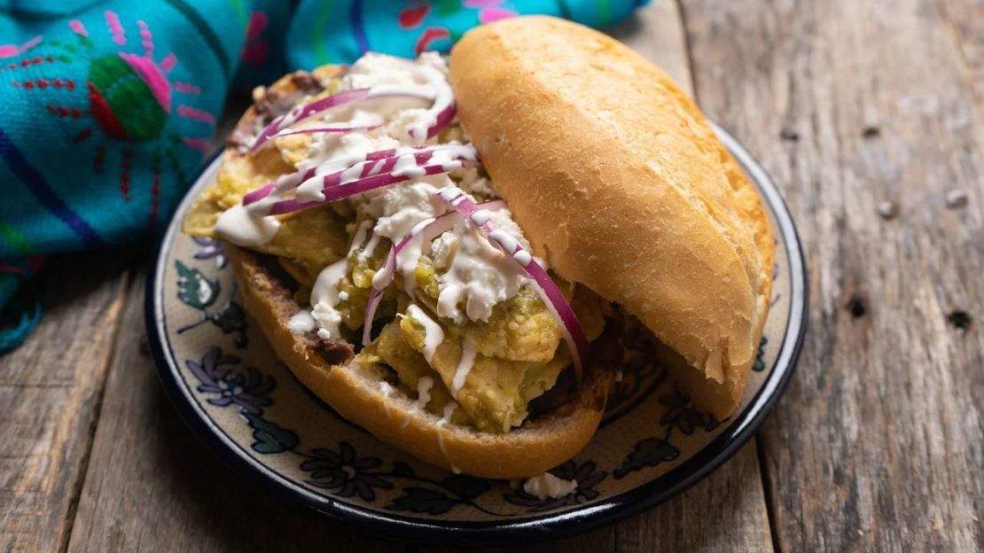 El desayuno de los campeones: una torta de chilaquiles. Crédito: Guajillo studio/Adobe Stock