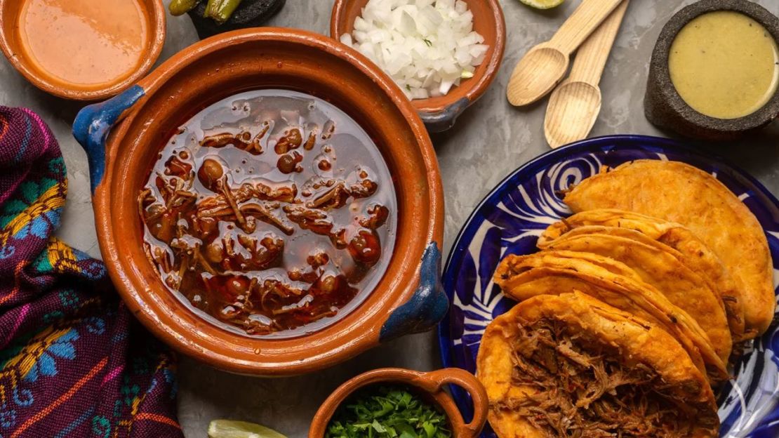 El guiso de carne picante llamado birria se ha hecho muy popular en los últimos años más allá de las fronteras de México. Crédito: Guajillo Estudio/Adobe Stock