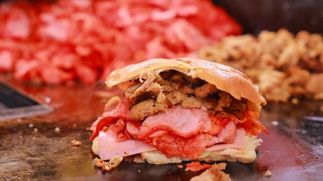 Una torta tradicional se prepara en una plancha caliente durante la "Feria de la Torta" de México. Crédito: Hector Vivas/Getty Images