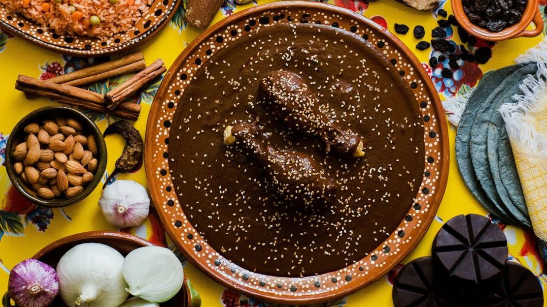 El mole poblano lleva chocolate mexicano entre sus ingredientes. Crédito: Marcos/Adobe Stock