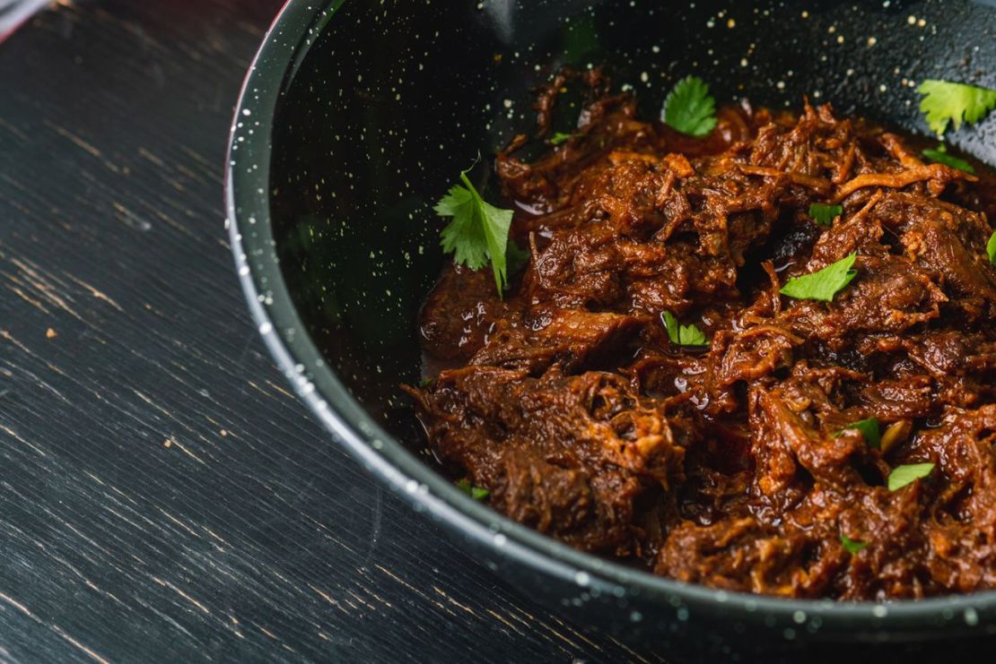 La barbacoa mexicana se cocina en un hueco bajo tierra o a fuego lento. Crédito: Robert Briggs/Adobe Stock