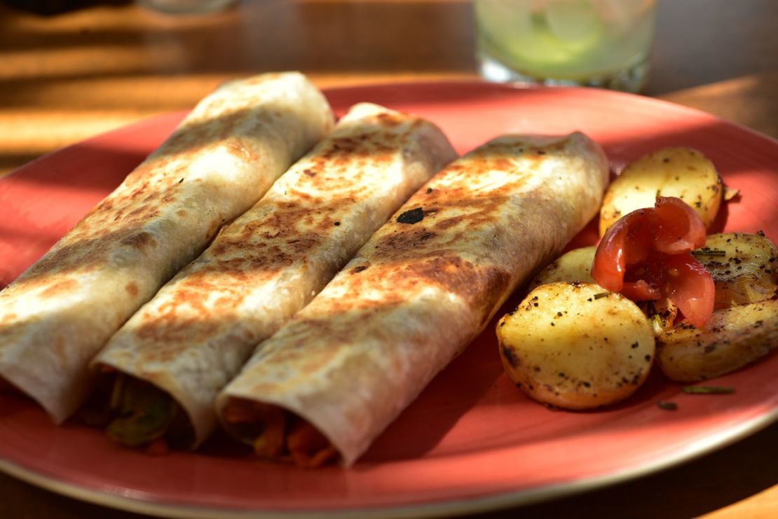 Los burritos se rellenan con frijoles y algún guiso. Crédito: Marie Kazalia/EyeEm/Getty Images