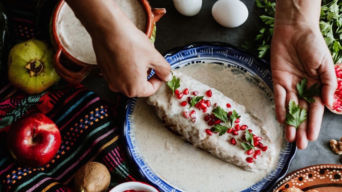 Este colorido plato de pimientos rellenos se asocia con el Día de la Independencia de México.