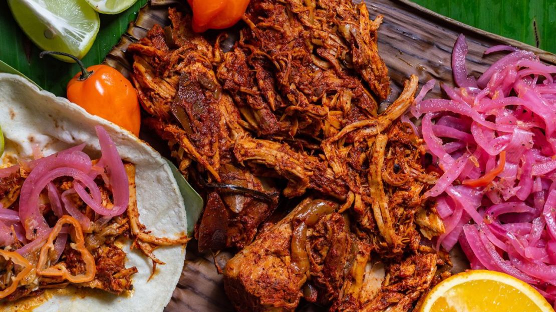 Asada a fuego lento durante muchas horas, la cochinita pibil es un plato de carne de cerdo popular en la península de Yucatán.