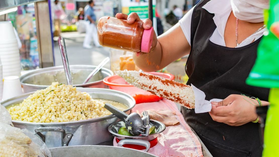 El maíz a la parrilla es un bocadillo popular.