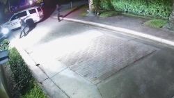 CNNE 1365235 - video muestra el momento en que un policia es golpeado por un auto