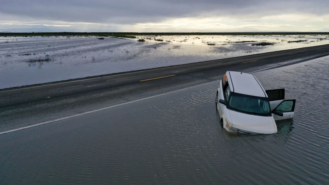 Un vehículo se sumerge en las aguas de una inundación en el Valle Central el 22 de marzo de 2023.