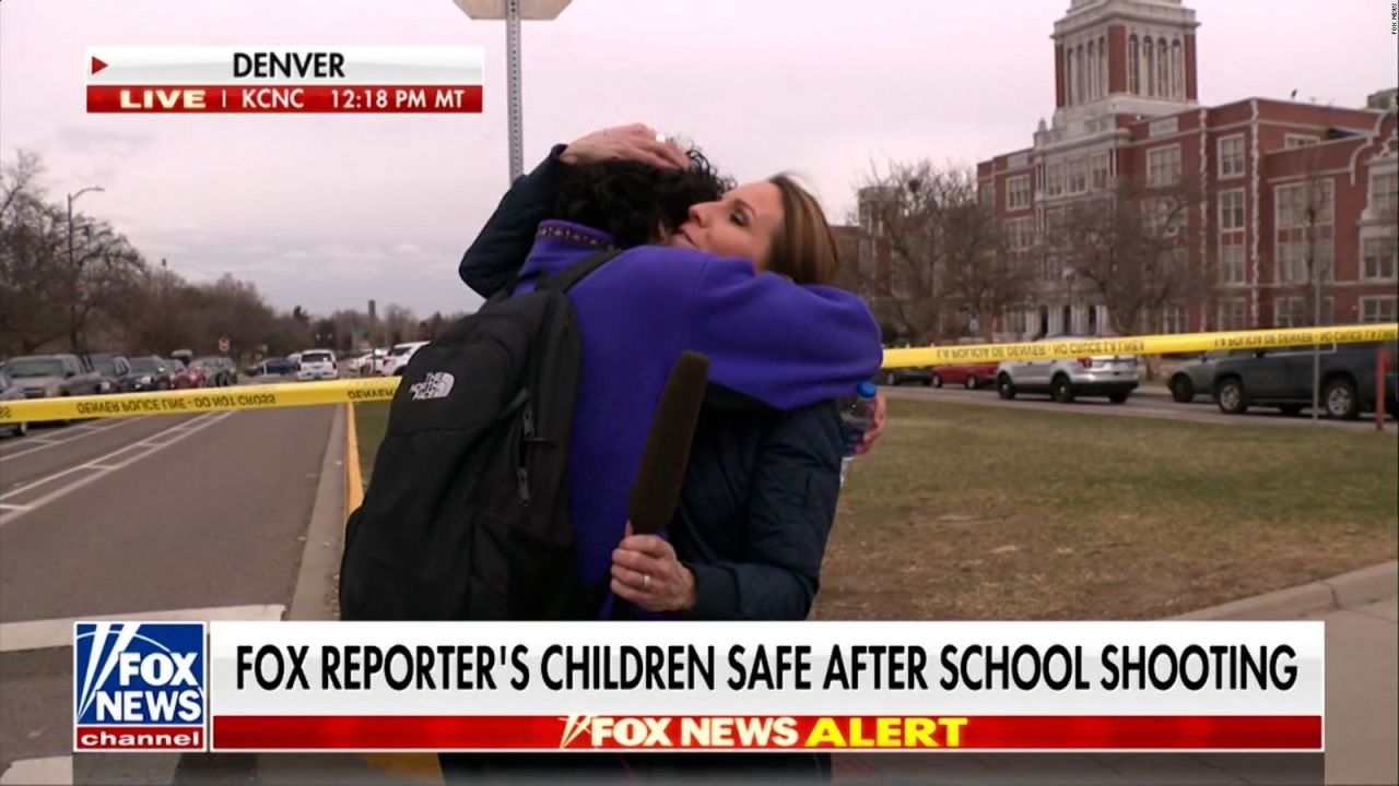 CNNE 1365462 - una periodista abraza a su hijo en directo tras un tiroteo en una escuela de denver