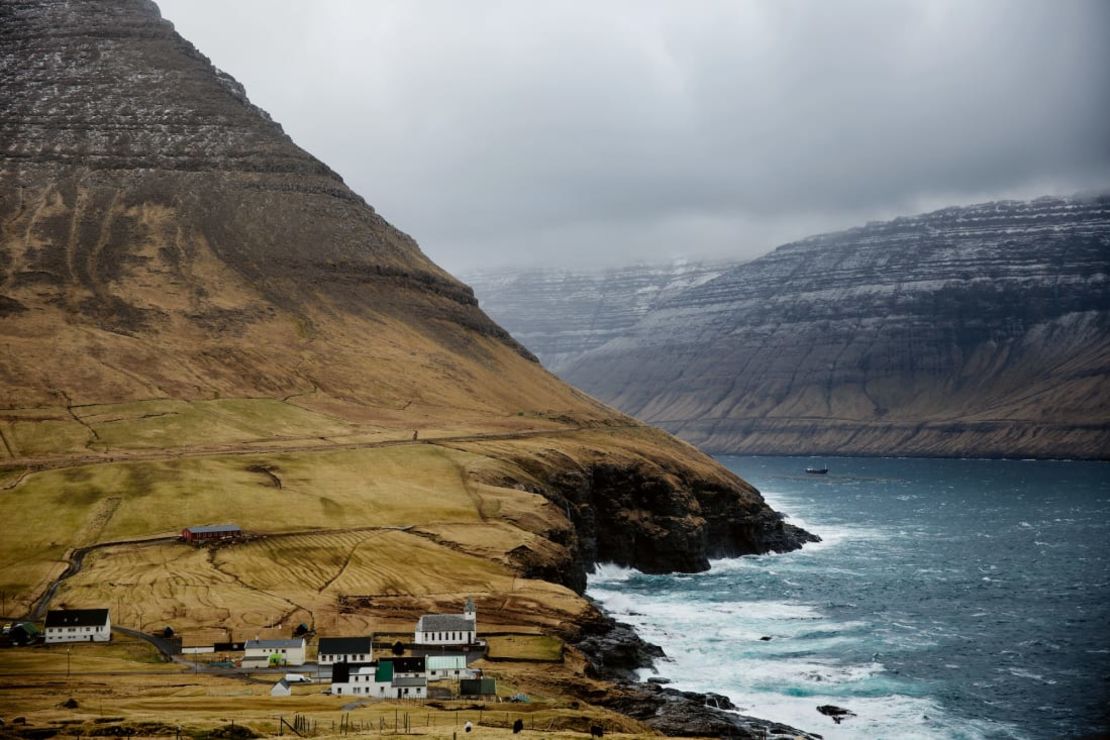 Gjestvang también capturó la accidentada geografía de las Islas Feroe. "Cuando fotografío un paisaje, busco el estado de ánimo", dijo. "Trato de pensar en el paisaje como una especie de retrato, o algo que expresa sentimientos, de alguna manera". Crédito: Andrea Gjestvang/GOST Books