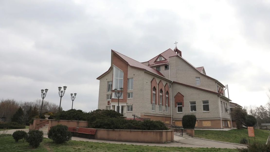 Los huérfanos fueron trasladados a esta iglesia y escondidos en el sótano para evitar que los funcionarios y colaboradores rusos los encontraran.