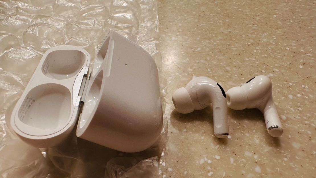 Recuperó sus AirPods, aunque no en el mejor de los estados.