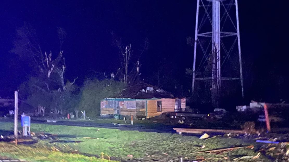 Daños por un tornado que aterrizó en Silver City, Mississippi, el viernes por la noche. MHP Greenwood