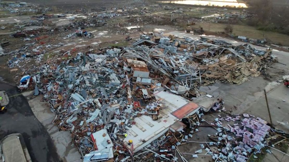 Una vista aérea de las secuelas de un tornado, en Rolling Fork, Mississippi, EE. UU., 25 de marzo de 2023 en esta captura de pantalla obtenida de un video. SevereStudios.com/Jordan Hall/Reuters