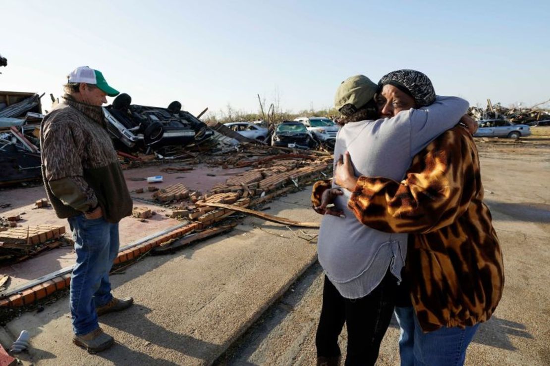 Tracy Hardin, centro, quien con su esposo Tim, a la izquierda, es propietaria de Chuck's Dairy Bar, consuela a un vecino en Rolling Fork, Mississippi. Rogelio V. Solis/AP