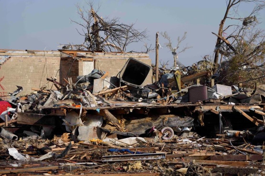 Montones de escombros, aislamiento, vehículos dañados y muebles para el hogar es todo lo que queda de un parque de casas móviles en Rolling Fork, Mississippi. Rogelio V. Solis/AP