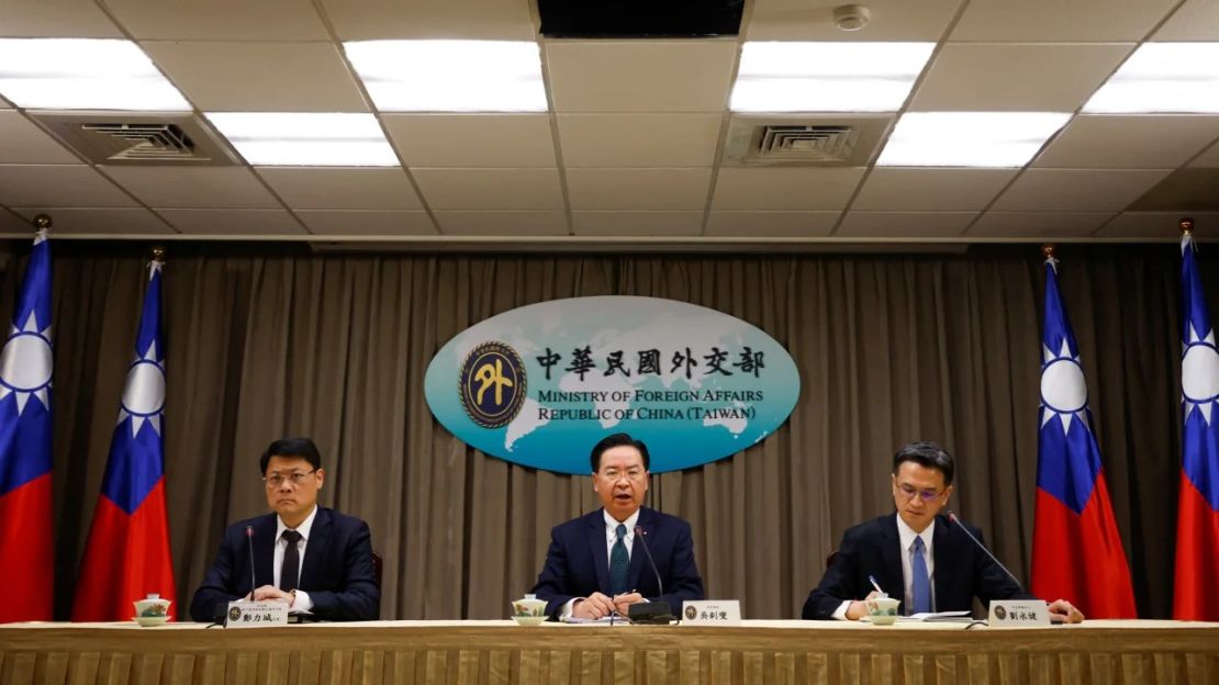 El ministro de Relaciones Exteriores de Taiwán, Joseph Wu, habla durante una conferencia de prensa en Taipei el 26 de marzo de 2023. Carlos Garcia Rawlins/Reuters