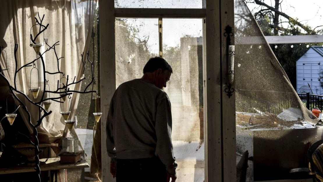 El residente Noel Crook camina por su casa el sábado 25 de marzo de 2023 mientras inspecciona los daños en Silver City, Mississippi, luego del tornado mortal de este viernes.