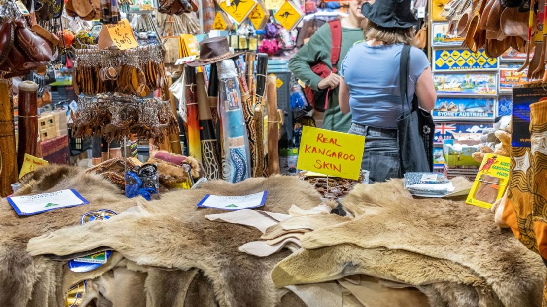 Piel de canguro en una tienda de souvenirs en Paddy's Market en Sydney, Australia, el 15 de febrero de 2023.