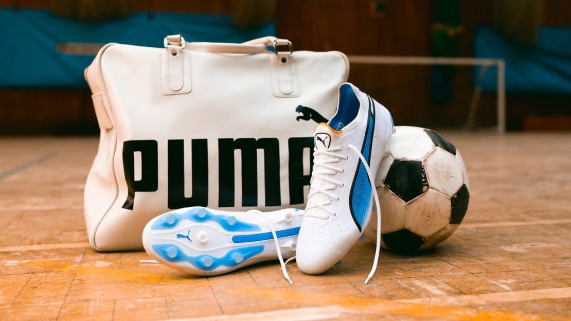 La empresa deportiva Puma dice que desarrolló un producto sintético superior al k-leather para usar en sus botas de fútbol KING.