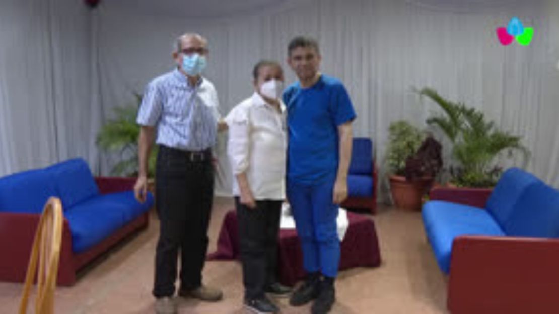 Imagen d monseñor Rolando Álvarez con su uniforme azul de presidiario junto a dos de sus hermano.