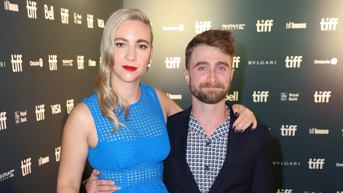 (De izquierda a derecha) Erin Darke y Daniel Radcliffe en el estreno de 'Weird: The Al Yankovic Story' en 2022 en el Festival Internacional de Cine de Toronto.